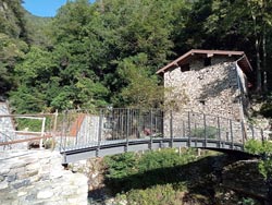 Pont sur le ruisseau Caraello (300 m) | Randonnée de Laglio au Mont Colmegnone